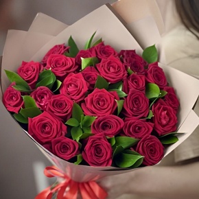 Букет из 25 красных роз и рускуса (50 см) в Истре