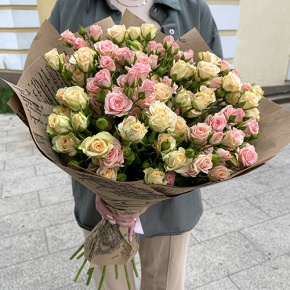 Букет из 19 кустовых роз в крафте (60 см) в Истре