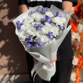 Букет из ирисов и хризантем в Истре