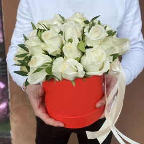 Композиция в шляпной коробке из 25 белых роз в Истре