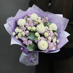 Букет "Ванила" из хризантем сантини, Момоко, эвкалипта и ароматных маттиол в Истре