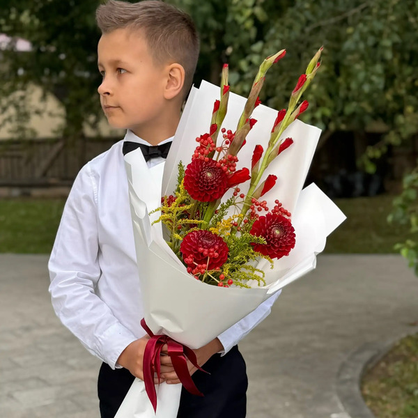 Букет на 1 сентября с красными гладиолусами, георгинами и калиной в Истре