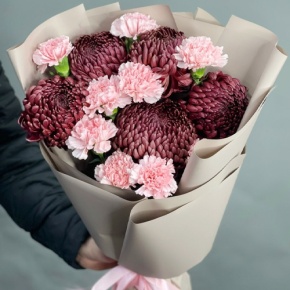 Букет из хризантем Бигоуди и розовых диантусов в Истре