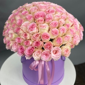 Композиция в шляпной коробке из 151 розы кения в Истре