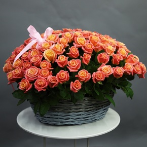 Композиция в корзине из 101 розы Мисс Пигги (50 см) в Истре