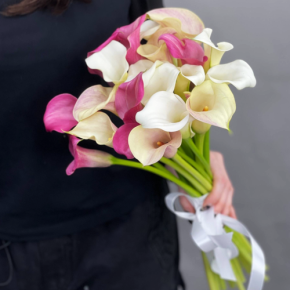 Букет из 21 каллы микс в Истре