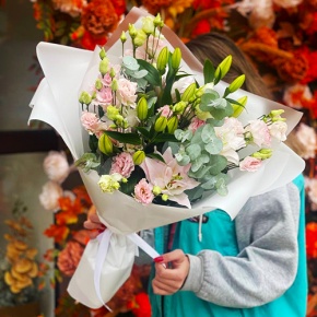 Букет "Моё лето" из ароматных пионовидных лилий и махровых эустом в Истре