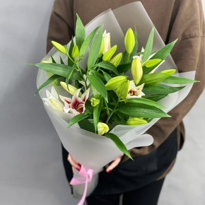 Монобукет из 3 бело-розовых лилий в Истре