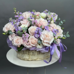 Композиция в корзине из французских роз и ароматных маттиол в Истре