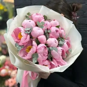 Букет из 15 лососевых пионов с эвкалиптом в Истре