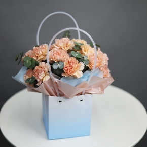 Стильная композиция в сумочке из диантусов и эвкалипта в Истре