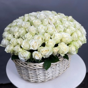 101 белая роза в корзине (40 см) в Истре