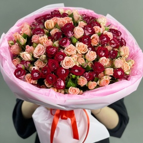 Букет "Рубиновый гранит" из 35 кустовых роз микс (50 см) в Истре