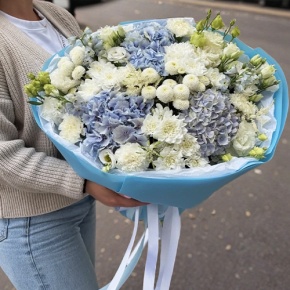 Букет "Голубые облака" из хризантемы, диантусов, Голландской гортензии, дельфиниума и эустомы в Истре