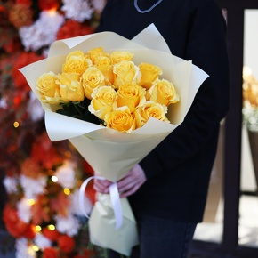 Букет "Еллоу" из 15 ярких роз (70 см) в Истре