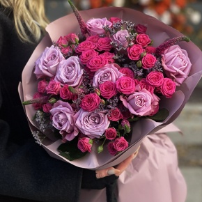 Букет "Малиновый вечер" из кустовых малиновых роз, вероники, лимониума и роз Меритим в Истре