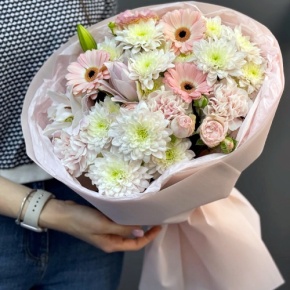 Букет "Дружба" из хризантемы, пионовидной лилии, гербер, диантусов и кустовых роз в Истре