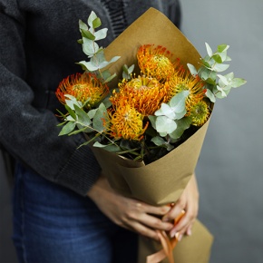 Букет "Гости из будущего" из 5 лейко и эвкалипта в Истре