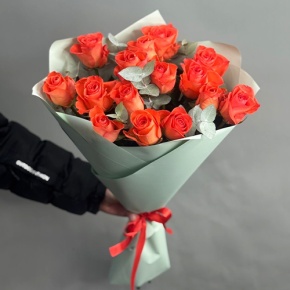 Букет из 15 морковных роз с эвкалиптом (50 см) в Истре