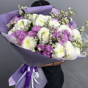 Букет "Лола" из хризантем Магнум, хамелациума и кустовых хризантем в Истре