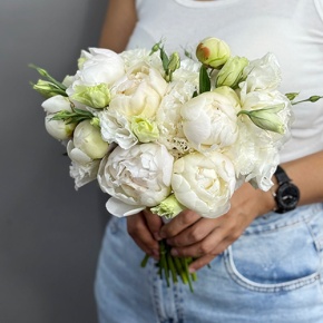 Свадебный букет из эустом и пионов в Истре