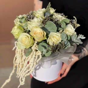 Композиция в шляпной коробке "Чудное мгновение" из 13 роз, эвкалипта, брунии и амарнтуса в Истре