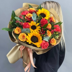 Букет "Ричи" из подсолнухов, альстромерий, гиперикума, роз, скиммии и диантусов в Истре