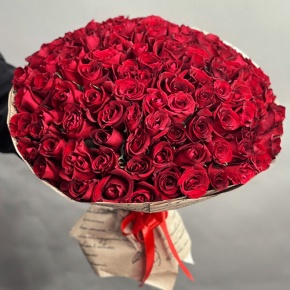 Букет 101 красная роза Кения в крафте (50 см) в Истре
