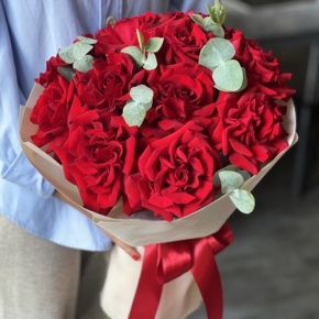 Букет "Красная пантера" из 13 роз Эквадор и эвкалипта в Истре