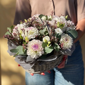 Композиция в корзине "Сюзи" из георгин, эустом и капса в Истре