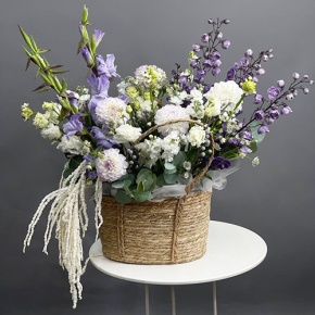 Композиция в сумке "Вдохновение" из дельфиниума, георгин, маттиол, гладиолусов и эустом  в Истре