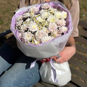 Букет "Нежный взгляд" из кустовых хризантем и ромашек в Истре
