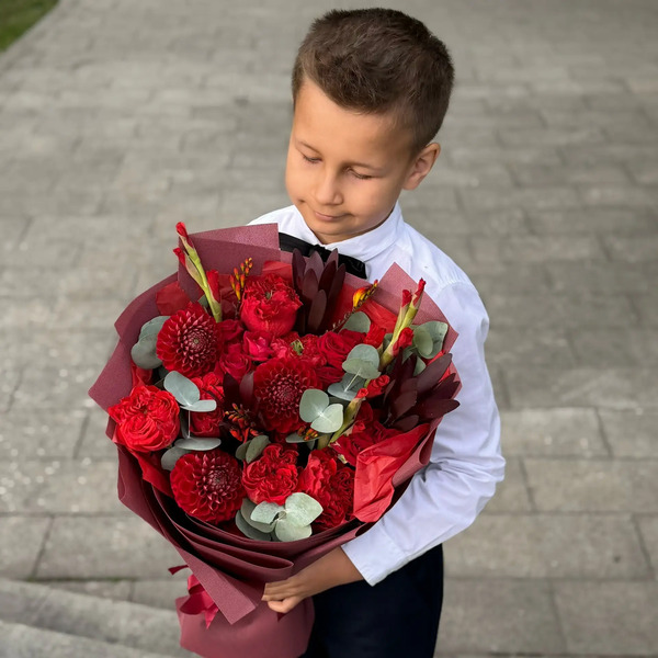 Букет с георгинами, розами и леукадендроном в Истре