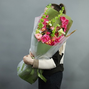 Букет "Карнавал" из гладиолусов, орнитогалума, альстромерий, пионовидных роз, вибирнума и молюцеллы в Истре