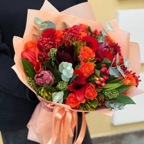 Букет "Красный закат" из калл, роз, калины, скиммии, гиперикума, сафари, гербер и капса в Истре