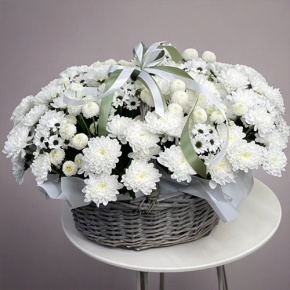 Композиция в корзине "Снежная лавина" из хризантем в Истре