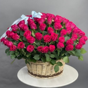 Композиция в корзине из 151 малиновой розы в Истре
