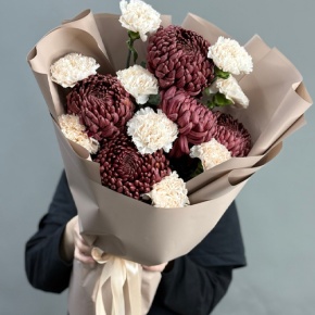 Букет из хризантем Бигоуди и диантусов в Истре