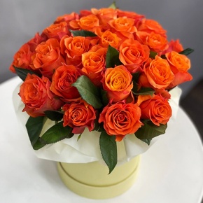 Композиция в шляпной коробке из 25 роз огненных роз в Истре