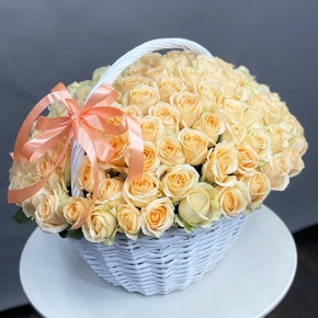 Композиция в корзине из 101 розы Аваланж (50 см) в Истре