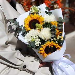 Букет "Солнечный цветочек" из подсолнуха, гиперикума, хризантем и орнитагалума в Истре