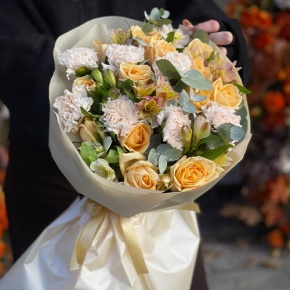 Букет "Пломбирный" из роз Аваланж, диантусов, альстромерий и эвкалипта в Истре