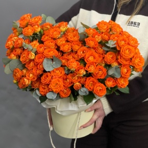 Композиция в шляпной коробке "Закат" из кустовых роз и эвкалипта в Истре