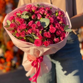 Букет из 15 кустовых малиновых роз и эвкалипта (50 см) в Истре