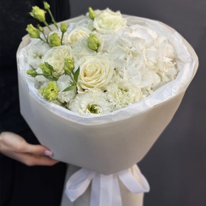Букет "Нега" из Голландской гортензии, роз и эустом в Истре