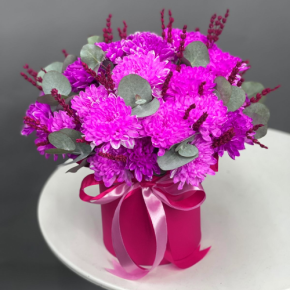 Композиция в шляпной коробке "Магия розового" из хризантем и лаванды в Истре