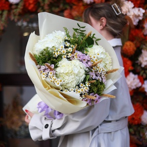 Букет "Zero" из хризантем сантини и гортензий в Истре