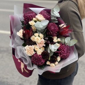 Букет "В каждом мгновении" из хризантем Бигоуди, кустовых роз, сафари, гербер Экзотик и диантусов в Истре