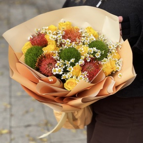 Букет "Зельда" из диантусов Lux, лимонных роз, лейко и ромашек в Истре