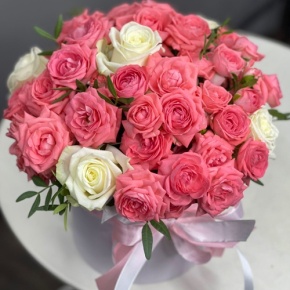 Композиция в шляпной коробке из белых и кустовых коралловых роз в Истре